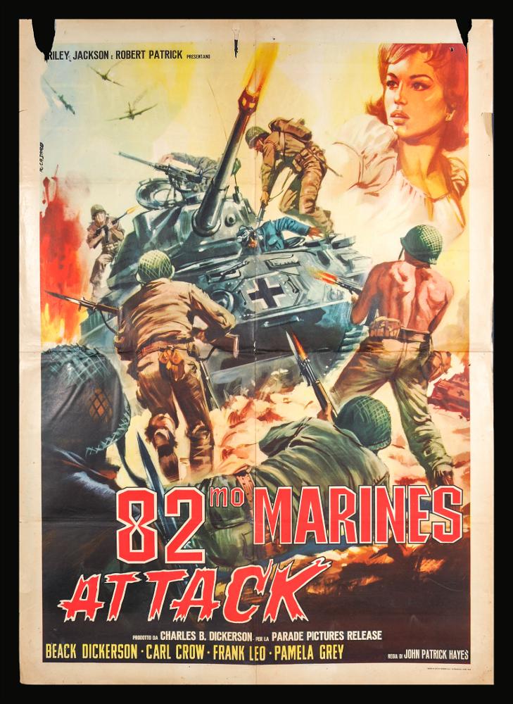 “82 marines attack” (titolo originale “Shell Shock”) è un film statunitense del 1964 diretto da John Hayes, su sceneggiatura scritta insieme a Randy Fields e Don Ford.
Tra i principali interpreti ricordiamo Carl Crow, Frank Leo, Pamela Gray e Beack Dickerson.
Il manifesto cinematografico è opera del celebre pittore di cinema Renato Casaro, uno tra i maggiori rappresentanti della grafica e del manifesto. Nato a Treviso nel 1935 comincia la sua carriera artistica da autodidatta ma in breve arriva a sviluppare un proprio stile di grande eleganza e raffinatezza formale. Tecniche diverse si mescolano nel suo linguaggio innovativo che si caratterizza sia per l’uso del pennello sia per quello dell’aerografo che gli consentirà di ottenere effetti sfumati e volumetrici di grande...