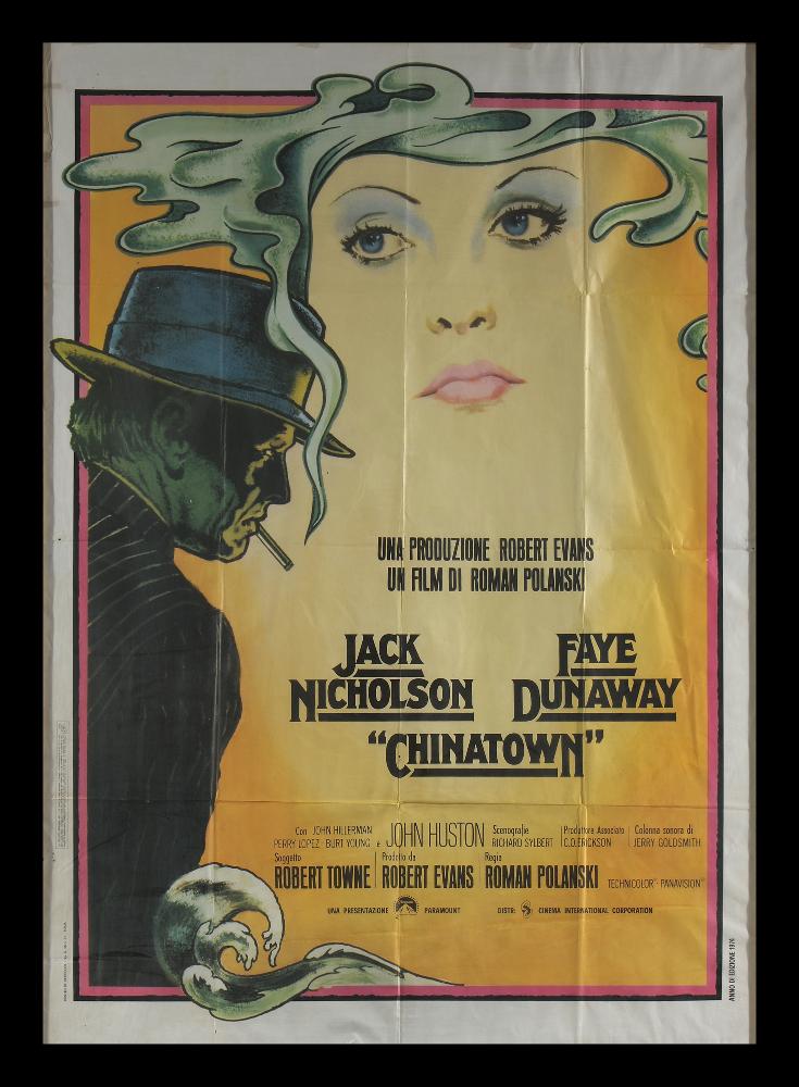 L'immagine riproduce uno dei manifesti conservati presso la Mediateca Regionale Pugliese (vedi Note). Si tratta di una delle versioni grafiche del manifesto del film "Chinatown" del 1974 per la regia di Roman Polański. La composizione, pur nella sua semplicità, si presenta molto particolare grazie alla scelta di rendere il ritratto intenso della bellissima Faye Dunaway, eliminando i contorni del volto, divenendo un tutt'uno con lo sfondo, effetto possibile grazie all'utilizzo di diverse gradazioni del giallo. Interessante anche la rappresentazione di Jack Nicholson di profilo e del fumo della sigaretta che va a divenire la capigliatura dell'attrice....