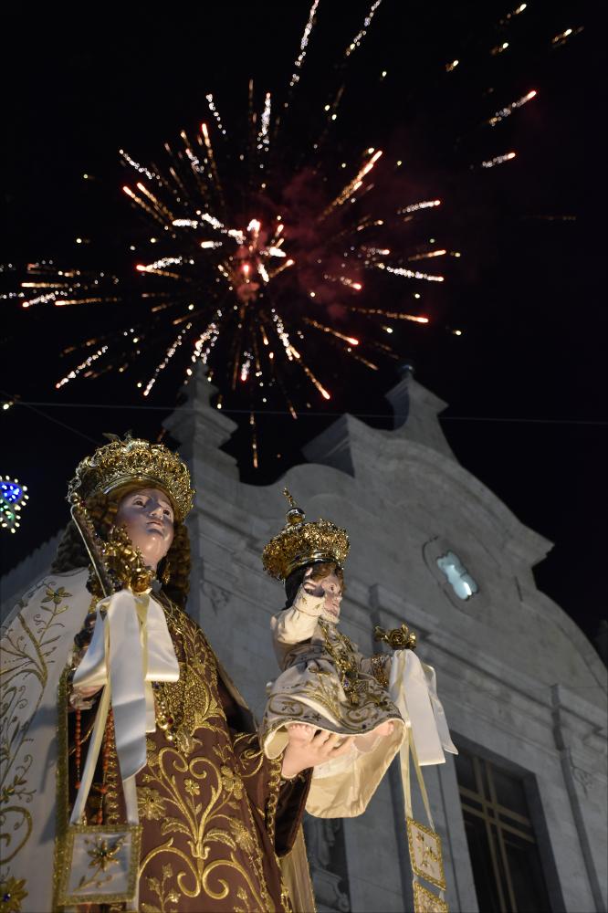 <div class="ql-editor"><div>Lo scatto fotografico del 2022 raffigura la statua devozionale della Madonna del Carmine con il Bambino, mentre sullo sfondo i fuochi d’artificio illuminano il cielo, esaltando l’atmosfera solenne e festosa della celebrazione.</div><div>La festa patronale di Santa Maria del Carmine a Noicattaro, celebrata ogni anno il 16 luglio e nel fine settimana successivo, rappresenta uno degli appuntamenti più significativi per la comunità, sia dal punto di vista religioso sia culturale. È un momento di intensa partecipazione collettiva, che unisce devozione, tradizione e vita sociale.</div><div>Le giornate di festa sono scandite da tre solenni processioni, tra sabato, domenica e lunedì, durante le quali la statua della Ma...