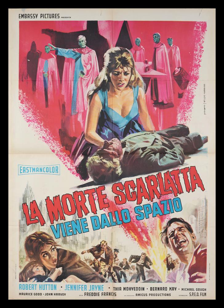 L'immagine riproduce uno dei manifesti conservati presso la Mediateca Regionale Pugliese (vedi Note). Si tratta del manifesto del film "La morte scarlatta viene dallo spazio", a firma dell'illustratore Piovano, che con lo Studio Paradiso realizzò diversi manifesti cinematografici negli anni '60 circa. La composizione grafica riprende alcune scene drammatiche del film, caratterizzate da pennellate rapide e decise, quasi in uno stile fumettistico. Il colore rosso scarlatto domina e accende tutta la composizione, concludendosi nel titolo del film....