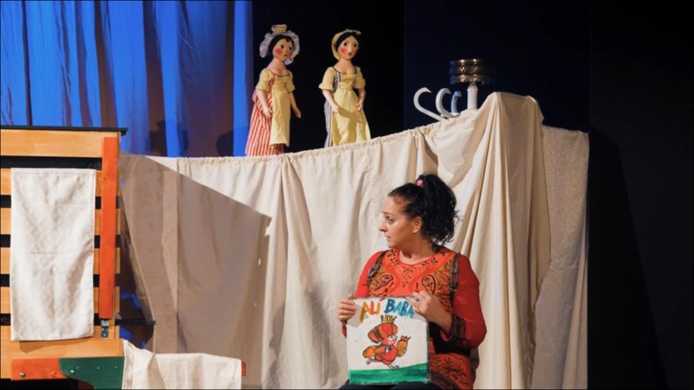 Lo spettacolo “Apriti Sesamo!”, disponibile in versione integrale, è uno degli spettacoli proposti dalla Compagnia Granteatrino in occasione della stagione teatrale per le scuole 2023-2024 “Un viaggio lungo 40 anni” presso il Teatro Casa di Pulcinella nelle date del 28 e 29 ottobre. Lo spettacolo, diretto da Paolo Comentale, è animato dalle immagini coloratissime di Emanuele Luzzati che fanno da cornice ad una delle storie più conosciute de “Le Mille e una Notte”, un ricchissimo insieme di racconti e leggende che danno vita a scenari fantastici e meravigliosi. Lo spettacolo è realizzato con tecniche miste: burattini mossi a vista, pupazzi e attori. Personaggi, costumi, scene, fondali e quinte riproducono alla perfezione i disegni dell’artista genovese. Musiche e ritmi c...