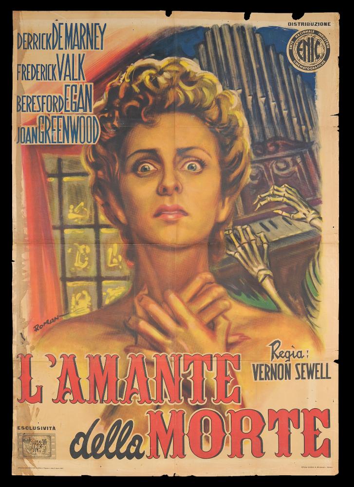 L'immagine riproduce uno dei manifesti conservati presso la Mediateca Regionale Pugliese (vedi Note). Si tratta della versione grafica del manifesto del film “L'amante della morte”, a firma di Roman. La composizione pittorica sfrutta pienamente lo spazio, con la raffigurazione della protagonista in primo piano, che calamita l'attenzione con occhi magnetici, uno sguardo drammatico e angosciante. In secondo piano, si intravede l'interno di un appartamento e un organo suonato dalla "morte". L'artista, con pennellate vibranti e ricche di tonalità calde e fredde, rende perfettamente per immagini il titolo e l'ambientazione del film....