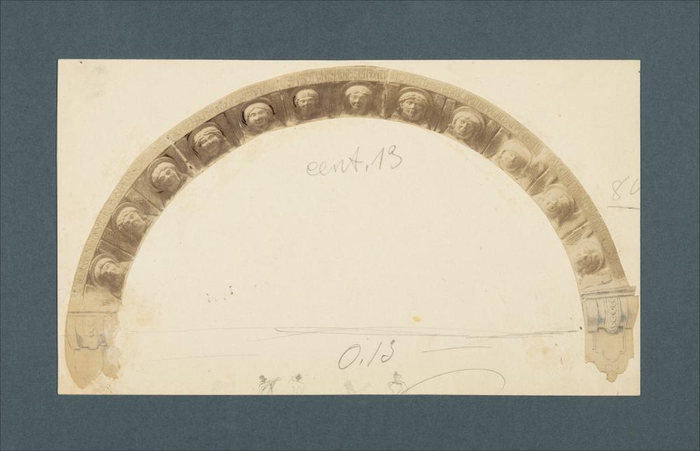 <div class="ql-editor"><div>Ritaglio da fotografia di Romualdo Moscioni dell'arco della sacrestia della Cattedrale di Monopoli (XII secolo).</div><div>﻿La risorsa fa parte della raccolta fotografica di Giuseppe Ceci (1863-1938), studioso delle arti figurative dell’Italia meridionale e tra i promotori delle Società di Storia Patria di Napoli e della Puglia, si inserisce nel vivace clima culturale dell’Italia postunitaria, caratterizzato dal progressivo consolidarsi di una «coscienza nazionale» alimentata anche dal confronto e dal dialogo con le realtà storiche e culturali locali.</div><div>Oggi la Biblioteca Comunale di Andria conserva oltre settecento fotografie dedicate alla Puglia medievale, a Napoli e al patrimonio storico-artis...