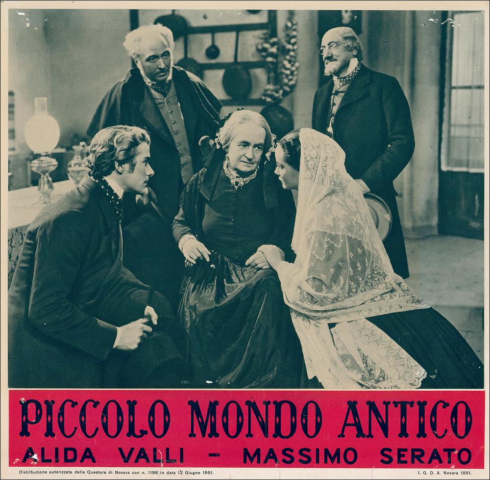 L'immagine è la riproduzione digitale del manifesto cinematografico del film “Piccolo Mondo Antico”, prodotta in occasione dell'evento "Cinema 150 anni. Mostra di manifesti d'epoca sul Risorgimento". La mostra, allestita negli spazi della Mediateca Regionale di Bari, è stata realizzata nel 2011 dall'Ufficio Attività culturali e audiovisivi, afferente al Servizio Cultura e Spettacolo della Regione Puglia, in occasione delle celebrazioni dei 150 anni dell'Unità d'Italia. Si tratta di una elegante fotobusta in bianco e nero, con piccole lacerazioni lungo gli angoli, probabilmente dovute alle affissioni per mezzo di chiodi. La scena rappresentata immortala un momento di confidenza fra le mura domestiche tra i giovani innamorati e la nonna, Marchesa Orsola Maironi....