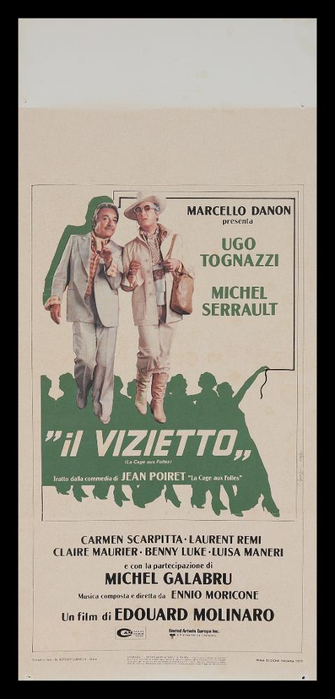 L'immagine riproduce uno dei manifesti conservati presso la Mediateca Regionale Pugliese (vedi Note). Si tratta della composizione grafica della locandina de "Il vizietto", noto film italo francese che segnò gli anni '70 sapendo trattare un argomento tabù come l'omosessualità con ironia, garbo e anche in modo rassicurante. La composizione, firmata da Giuseppina Seglini, è tutta incentrata sugli attori Ugo Tognazzi e Michel Serrault, ripresi in uno dei momenti più significati e conosciuti del film, una fotografia di scena evocativa, simbolica ma anche di grande raffinatezza stilistica. Il fondo bianco rafforza l'immagine delle due figure, tutto è completato da elementi grafici eleganti, dai toni del verde: l'ombra dietro Tognazzi e la scena di gruppo al centro che fa da ...