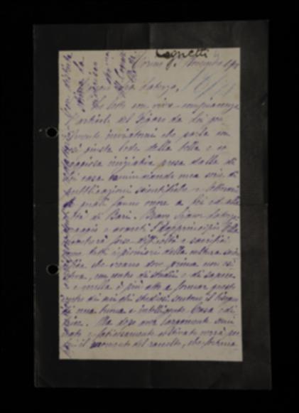 Nella lettera, Maria Cognetti De Martiis Sartoretti, moglie dell'autore, si congratula per l'articolo del «Figaro» circa l'attività della casa editrice Laterza. Avanza suggerimenti per la pubblicità del volume. Comunica di non aver avuto ancora risposta da Carducci.