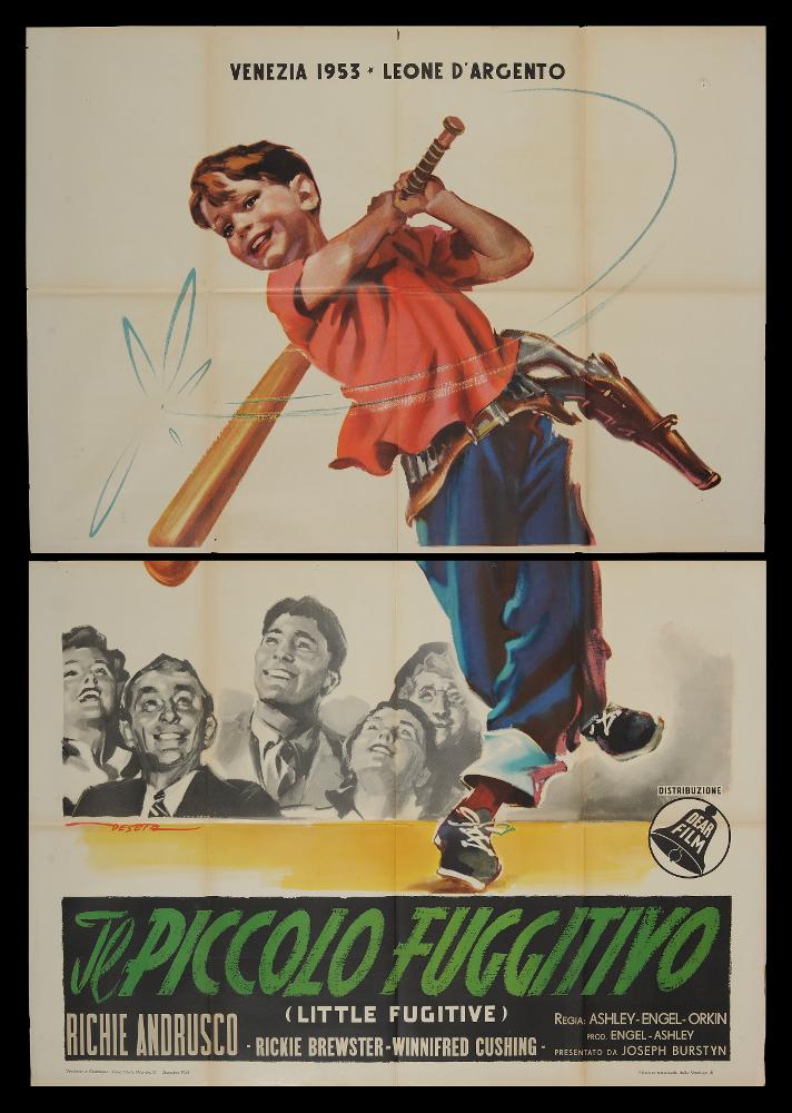 “Il piccolo fuggitivo” (Little Fugitive) è un film del 1953 scritto e co-diretto da Raymond Abrashkin (accreditato come Ray Ashley), Morris Engel e Ruth Orkin, che racconta la storia di un bambino solo a Coney Island. Ha come protagonista Richie Andrusco come il personaggio del titolo e Richard Brewster come suo fratello maggiore. Il film è stato proiettato alla 14ª Mostra Internazionale d'Arte Cinematografica di Venezia, dove ha ricevuto il Leone d'argento, ed è stato nominato per la migliore sceneggiatura, storia cinematografica, ai 26 ° Academy Awards.
Il manifesto cinematografico è opera del celebre pittore di cinema Enrico De Seta, noto illustratore ed artista poliedrico. Il suo stile si caratterizza per la modernità, il disegno semplice e l'uso di colori acquerell...