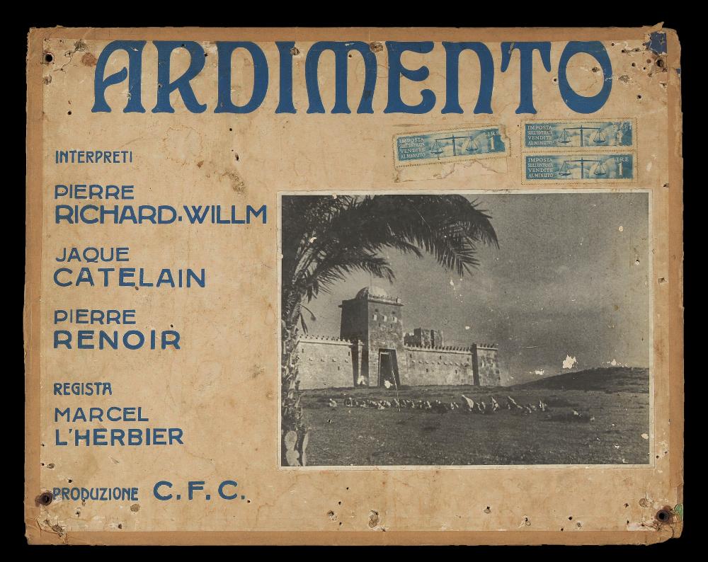 L'immagine riproduce uno dei manifesti conservati presso la Mediateca Regionale Pugliese (vedi Note). Si tratta del soggetto della fotobusta del film francese "Ardimento". La produzione italiana di fotobuste negli anni '30 e '40 comprendeva anche quelle realizzate su supporti cartonati di dimensioni particolari, come in questo caso (24x34) o più genericamente di dimensioni 49x34 circa. Come vediamo da questo esempio, le fotobuste di questo tipo su cartone (che venivano chiamate di tipo "anteguerra") presentano una fotografia di scena incollata, che qui rende l'ambientazione esotica del film. Intorno, nello spazio rimanente, con un'illustrazione autonoma, venivano indicate dal grafico le informazioni principali del film (regista e attori). Questo schema compositivo viene...