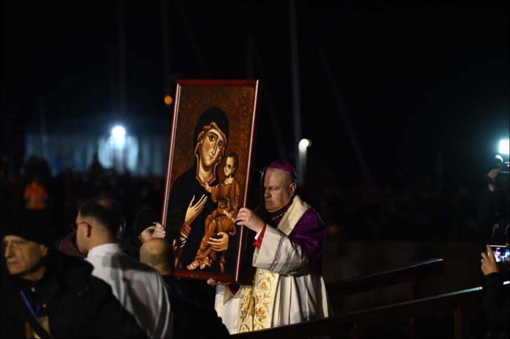 <div class="ql-editor"><div>La foto mostra un particolare del trasporto dell’icona della Madonna della Madia durante la rievocazione del miracoloso approdo nel porto di Monopoli. L’icona bizantina raffigura la Vergine in trono con il Bambino Gesù in braccio, secondo lo stile tipico dell’arte orientale medievale. La Madonna della Madia è considerata <strong>protettrice dei marinai e della città</strong>. La sua icona è custodita nella <strong>Basilica Cattedrale di Monopoli</strong>, costruita proprio in onore dell’apparizione.</div><div><br></div><div>La festa patronale in onore della Madonna della Madia, patrona di Monopoli, nasce dalla tradizione del <strong>1117</strong>, quando secondo la devozione la Vergine giunse nel po...