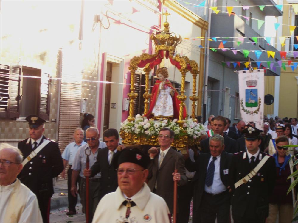 <div class="ql-editor"><div>La fotografia digitale, dell'anno 2013, immortala un momento iconico della festa dei Santi Patroni di Sava, San Giovanni Battista e Maria Santissima di Pasano: la statua lignea di San Giovanni Fanciullo, (XIX secolo) con il suo baldacchino metallico del 1911, viene portata in Processione. La Festa si svolge ogni anno nel mese di giugno nel Comune di Sava (TA) ed è uno degli eventi religiosi e popolari più significativi per l’identità storica e culturale della comunità.</div><div>La celebrazione si articola in momenti di forte valore simbolico: la solenne processione delle statue dei Santi Patroni — San Giovanni Battista Bambino e la Madonna di Pasano — accompagnata dalle confraternite, dalle autorità...
