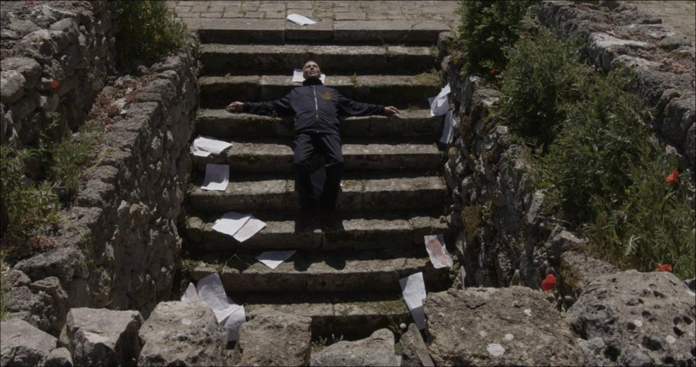 Lo scatto ritrae l’attore Luigi Mezzanotte in una scena tratta dal cortometraggio “Il Misuratore del Mondo”, opera della regista Irene Gianeselli, girato presso la Masseria Jesce di Altamura (2021). Con questo cortometraggio, la giovane regista pugliese Irene Gianeselli ci fa entrare in una nuova dimensione kafkiana, segnata dalle atmosfere mediterranee e rurali della masseria Jesce di Altamura che accoglie una struttura narrativa e interpretativa originale e nettamente ispirata al teatro. Il risultato è un’opera piena di spunti interessanti che è valso, alla Gianeselli e alla sua troupe, l’ingresso nella selezione ufficiale del David di Donatello 2022. Il monologo è liberamente tratto da “Il castello” di Franz Kafka e Luigi Mezzanotte n’è l’attore protagonista, raccogl...