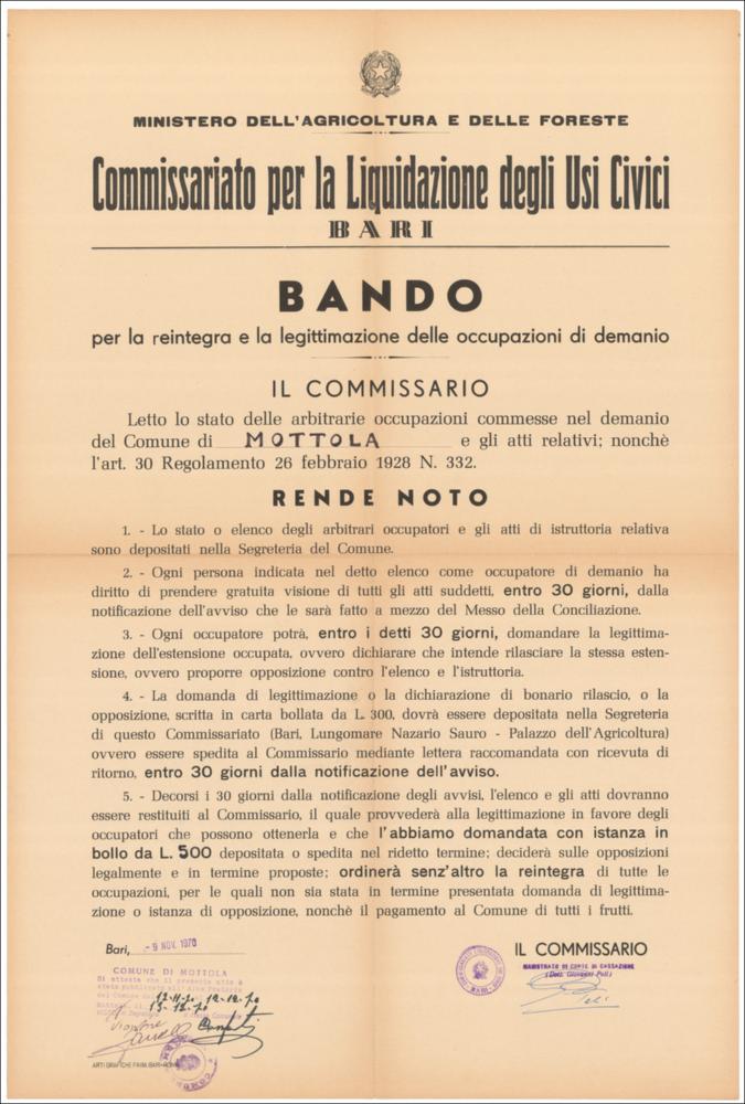 L'immagine è la riproduzione digitale di un Avviso Pubblico del 1970, a suo tempo affisso e pubblicato nell'Albo Comunale del Comune di Mottola, oggi conservato presso l'Archivio Regionale degli Usi Civici. Trattasi di un Bando per la reintegra e la legittimazione delle occupazioni di demanio, realizzato ad opera del Regio Commissariato per la Liquidazione degli Usi Civici di Bari.