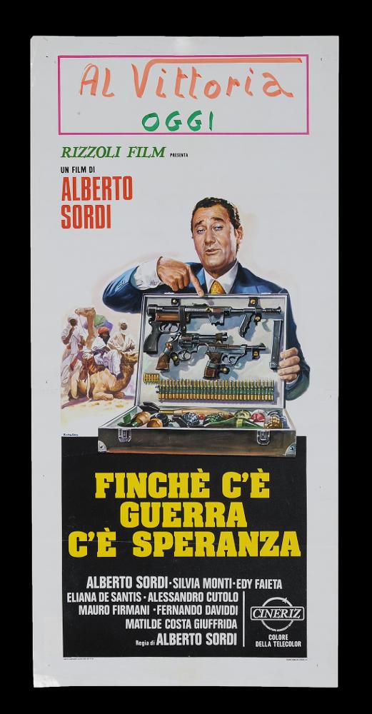 L'immagine riproduce uno dei manifesti conservati presso la Mediateca Regionale Pugliese (vedi Note). Si tratta della locandina del film "Finché c'è guerra c'è speranza", a firma di Renato Casaro. Pittore noto per le opere di cinema soprattutto dal dopoguerra in poi, Casaro è un pittore autodidatta che ha affinato la sua tecnica dapprima sull'imitazione di grandi artisti di manifesti, primo tra tutti Angelo Cesselon, da cui desume la grande rappresentazione realistica dei volti, e poi con l'uso di strumenti come l'aerografo che gli ha permesso di realizzare opere dai dettagli precisi, con begli effetti sfumati e volumetrici. Come in altre locandine in voga negli anni '70, Casaro riduce la composizione alle figure principali. Qui Sordi, ritratto con grande realismo e dov...