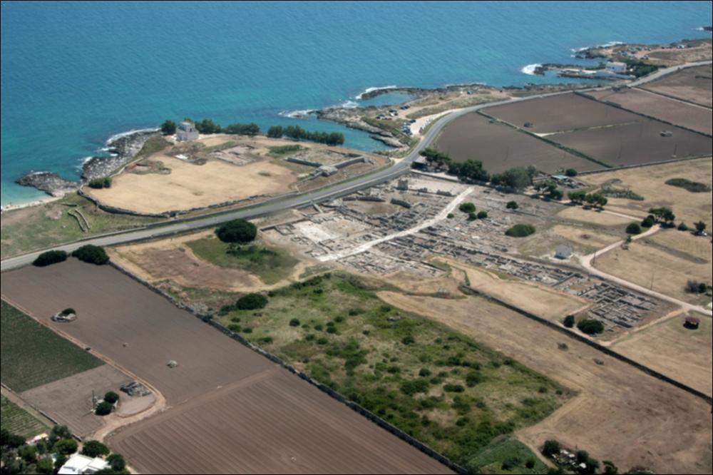 Il comune di Fasano, rientra nell'ambito paesaggistico della Murgia dei Trulli, si presenta come un esteso altopiano calcareo compreso fra la Terra di Bari, l'Arco Jonico tarantino, il Salento e il Mare Adriatico. Il comprensorio costiero dell'ambito in cui ricade Fasano, presenta una fascia costiera profonda, prevalentemente pianeggiante, con una consistenza rocciosa di natura calcarea. Il litorale è abbastanza lineare e presenta delle articolazioni in presenza di processi erosivi localizzati, ad opera del carsismo e dell'azione del mare, che restituiscono un effetto di fine merlatura.  I tratti di costa rocciosa alta sono caratterizzati da scogliere e falesie, con dislivelli che non superano mai i 12 m di quota, ma da Polignano a Torre Canne la morfologia costiera div...