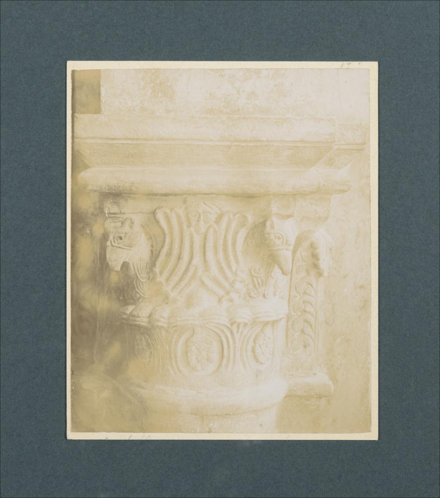 <div class="ql-editor"><div>Documentazione fotografica di capitello, databile al XIII secolo, appartenente alle colonne della Cattedrale di Ruvo di Puglia.</div><div>La raccolta fotografica di Giuseppe Ceci (1863-1938), studioso delle arti figurative dell’Italia meridionale e tra i promotori delle Società di Storia Patria di Napoli e della Puglia, si inserisce nel vivace clima culturale dell’Italia postunitaria, caratterizzato dal progressivo consolidarsi di una «coscienza nazionale» alimentata anche dal confronto e dal dialogo con le realtà storiche e culturali locali.</div><div>Oggi la Biblioteca Comunale di Andria conserva oltre settecento fotografie dedicate alla Puglia medievale, a Napoli e al patrimonio storico-artistico dell’...
