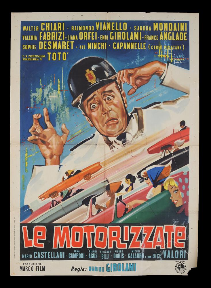 L'immagine riproduce uno dei manifesti conservati presso la Mediateca Regionale Pugliese (vedi Note). Si tratta del manifesto del film "Le motorizzate". Caratterizzato da colori molto accesi - tipici per l'epoca - e da un fondo blu rassicurante arricchito da macchie astratte moderne, l'impianto grafico del grande manifesto si mostra dinamico; il senso di movimento è dato dalle linee oblique che spezzano la composizione e richiamano ovviamente la velocità delle macchine, tema dei 5 episodi in cui è diviso il film. A catturare l'attenzione la figura di Totò, qui raffigurato realisticamente in una delle sue solite smorfie comiche che lo hanno consacrato come il "re della risata" italiana....