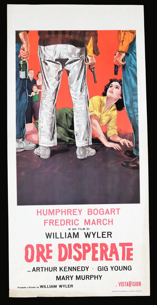 L'immagine riproduce uno dei manifesti conservati presso la Mediateca Regionale Pugliese (vedi Note). Si tratta di una delle locandine del film in bianco e nero “Ore disperate” del 1955 per la regia di William Wyler. La firma che leggiamo in alto a destra è dell’illustratore milanese Averardo Ciriello che anche in questo caso, come consuetudine nei suoi bozzetti e nei suoi manifesti, sceglie di raccontare, come scena narrativa, un momento tra i più drammatici del film. La drammaticità è anche data dal punto di vista scelto per la rappresentazione, i tre malviventi sono ritratti di spalle con le pistole ben impugnate e con solo la parte inferiore in vista, la protagonista femminile è distesa per terra, terrorizzata, con gli occhi fissi sugli uomini. In secondo piano, in ...