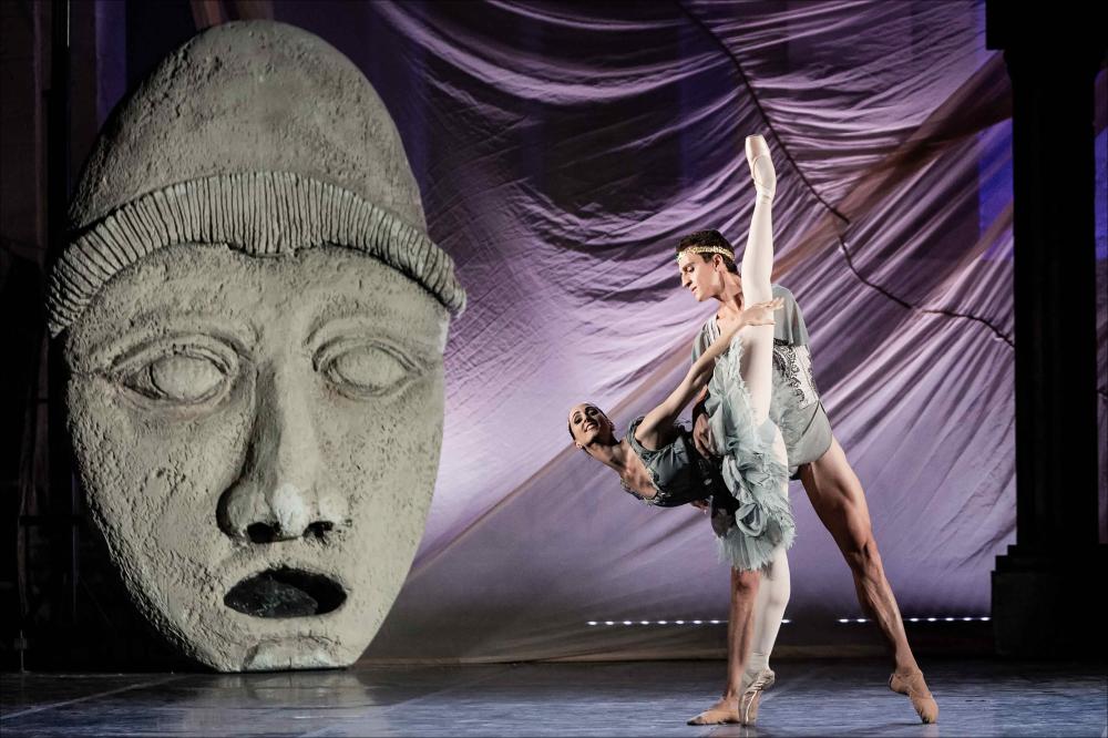 <div class="ql-editor">Nella foto, tratta dalla rappresentazione “Miti in scena” del 13 agosto presso il Chiostro dei Teatini di Lecce, i due straordinari interpreti Nuria Salado Fustè e Matias Iaconianni.
“Miti in scena” è uno spettacolo composito di danza, musica e teatro dedicato al mito antico e alla mitologia, realizzato da Fredy Franzutti. 
In questa creazione Franzutti mette insieme in una unica serata un viaggio tra i miti e le leggende del mondo antico. Alcuni tra i temi trattati sono gli amori contrastati di Piramo e Tisbe, l’incontro tra Leda e Giove mutato in cigno, il mito della nascita dell’uomo sotto gli incantesimi di Prometeo, Amore e Psiche su musiche di Minkus, il rapimento del giovane Ganimede da ...