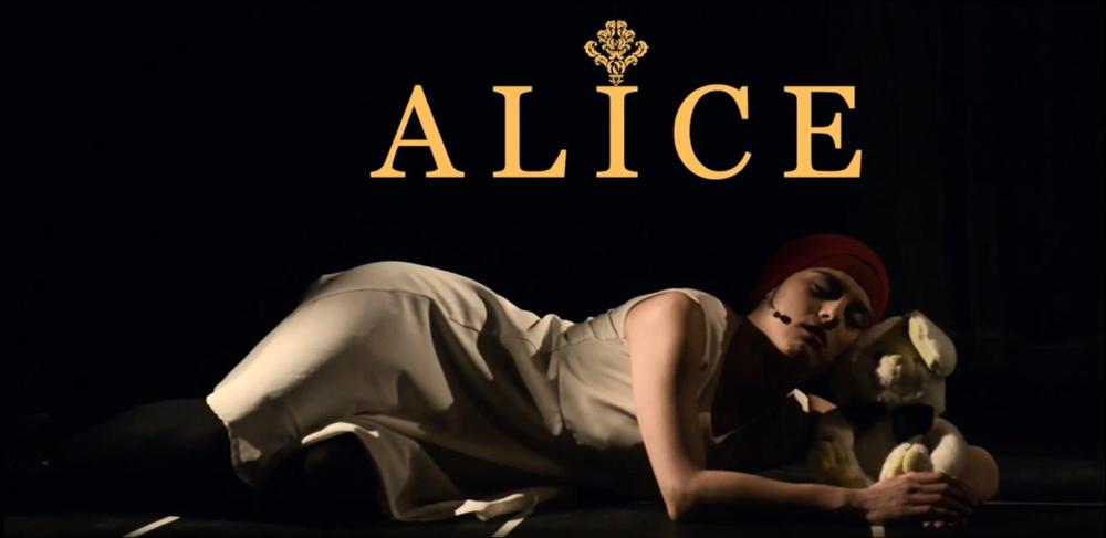 Il video in oggetto è il promo di “Alice”, una delle produzioni 2015-2016, dedicate al teatro per ragazzi, messe in scena dal Teatro Koreja di Lecce. Lo spettacolo di Francesco Niccolini, per la regia di Salvatore Tramacere, ripropone in chiave moderna il celebre romanzo di Lewis Carroll a quasi centocinquant'anni dalla prima pubblicazione. Sulla scena personaggi noti sono accompagnati da personaggi nuovi: il coniglio bianco, un uovo molto saggio, il gatto, la regina dalla grande testa, il cappellaio, margheritine parlanti e due cavalieri. Tutti insieme permetteranno ad Alice, smarrita e lontana dal suo mondo, di ritrovarsi attraverso la fantasia, i nonsense, i giochi di parole in avventure inaspettate. Tradizione e contemporaneità si fondono perfettamente creando uno s...