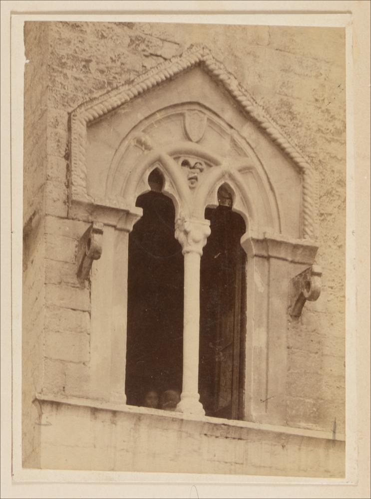 <div class="ql-editor"><div>Documentazione fotografica di una bifora gotica del XIII secolo, un tempo prospiciente la Sinagoga Scolanova di Trani, in via Sinagoga, e oggi non più esistente.</div><div>La raccolta fotografica di Giuseppe Ceci (1863-1938), studioso delle arti figurative dell’Italia meridionale e tra i promotori delle Società di Storia Patria di Napoli e della Puglia, si inserisce nel vivace clima culturale dell’Italia postunitaria, caratterizzato dal progressivo consolidarsi di una «coscienza nazionale» alimentata anche dal confronto e dal dialogo con le realtà storiche e culturali locali.</div><div>Oggi la Biblioteca Comunale di Andria conserva oltre settecento fotografie dedicate alla Puglia medievale, a Napoli e al p...
