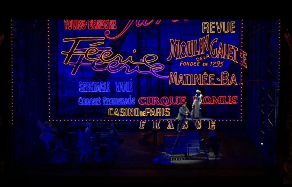 A chiusura della Stagione d’Opera del cartellone 2019, la Fondazione Petruzzelli ha portato in scena “La Bohème”, una delle più importanti opere liriche di Giacomo Puccini composta nel 1895 e rappresentata per la prima volta nel 1896, tratta dal romanzo d’appendice “Scènes de la vie de bohème” di Henri Murger.
L’opera, composta da quattro quadri, racconta la storia di giovani artisti molto poveri che vivono nella Parigi del 1830, conducendo "una vita gaia e terribile": la "bohéme".
Nell'opera si dipanano le storie d'amore fra Marcello e Musetta e quella fra Rodolfo e Mimì che si conclude tragicamente con la morte di quest'ultima.
La messa in scena del regista argentino punta a caratterizzare le psicologie dei personaggi, catapultati in un mondo fatto di espedienti, affe...