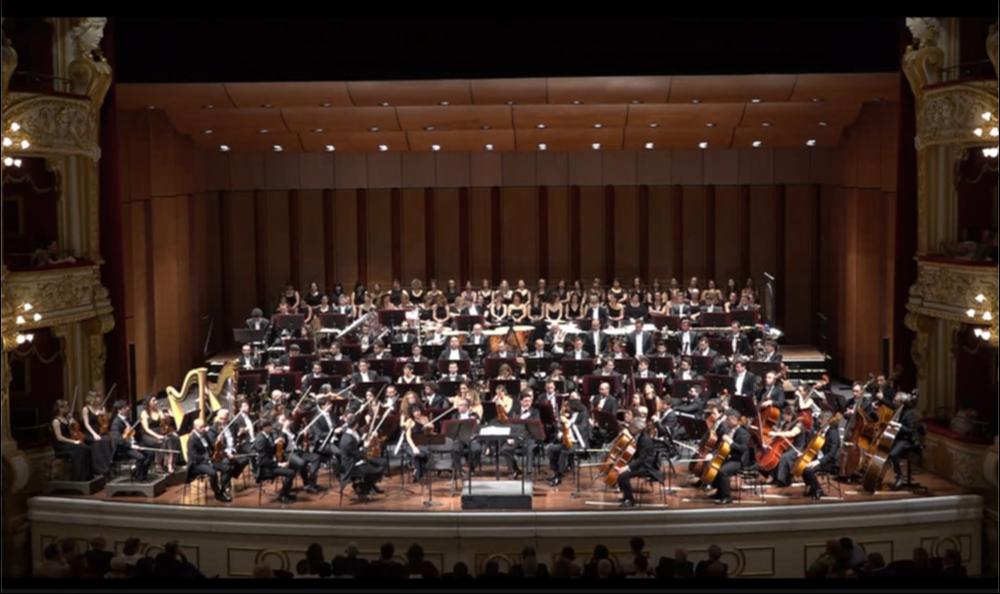 L’orchestra e il coro del Teatro Petruzzelli insieme al Coro delle voci bianche esegue la Sinfonia n.3 in Re Minore di Gustav Mahler, in questa registrazione del 8 giugno 2019. Composta tra il 1893 e il 1896, ed eseguita per la prima volta solo nel 1902, è la sinfonia dalla durata più lunga tra quelle maggiormente eseguite nel repertorio sinfonico, 95 minuti. Gustav Mahler è un compositore e direttore d'orchestra austriaco del periodo tardo-romantico. Rivoluzionò la forma della sinfonia, intrecciando il lied, ossia composizioni per voce solista e pianoforte, alla partitura orchestrale. Caratteristica delle suo opere è la costruzione di un legame tra momenti estremamente raffinati ed elementi legati alla vita quotidiana, come canzoni, marce, valzer, in cui il tutto rifle...