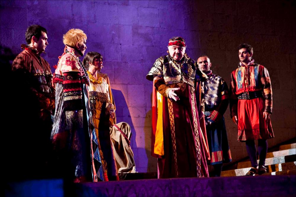 L'immagine digitale è parte della collezione digitale “Prime nazionali in Puglia”, nasce dall'omonimo progetto promosso dalla Regione Puglia, Assessorato al Mediterraneo, Cultura e Turismo, finanziato dal FESR ASSE IV e attuato dal Teatro Pubblico Pugliese per dar vita ad un fitto calendario di prime nazionali programmate tra il 2011 e il 2012 all'interno di alcuni teatri pugliesi. Lo scatto documenta lo spettacolo teatrale "Io so che a me bambino" messo in scena il 2 giugno del 2012 nella splendida e suggestiva cornice del Castello Svevo di Bari. La pièce, ideata dal maestro Ettore Catalano e realizzata per l'occasione dal gruppo Abeliano di Bari, recupera l'opera pirandelliana "Enrico IV", rivisitandola in chiave moderna e introducendo al suo interno lo stesso autore ...