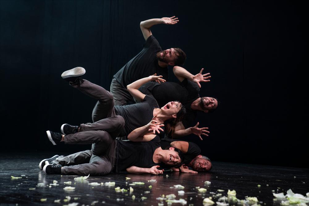<div>La foto mostra un momento di scena dello spettacolo "<strong>Overload"</strong>, creato e messo in scena dalla compagnia <strong>Sotterraneo</strong>, presentato nella <strong>Sala Teatro</strong> per la rassegna <em>Strade Maestre // Teatro – Io non vedo deserto, la primavera è destinata a venire 2024_2025</em>. <em>Overload</em> è un <strong>ipertesto teatrale</strong>, costruito come una rete di frammenti e immagini collegati tra loro invece di seguire una trama lineare. La performance esplora l’<strong>ecologia dell’attenzione</strong>, mostrando come distrazione e stimoli mediatici influenzino la nostra capacità di concentrazione e invitando lo spettatore a riflettere sulla velocità con cui viviamo e cambiamo. In s...