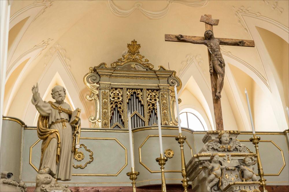 L'organo rappresentato nell'immagine digitale è collocato nella chiesa madre dedicata alla Madonna dei Martiri di Martignano. La chiesa fu costruita nel Cinquecento ma nel tempo ha subito notevoli modifiche, in particolare alcuni interventi per la torre campanaria comportarono l’alternanza di diverse maestranze: Antonio Galato di Soleto e Antonio Margoleo di Martano nel 1684 e Leonardo Charà di Martignano e Costantino Saracino di Martano nel 1694. All’interno si conserva il pregevole altare in pietra a portelle, sormontato da due statue di santi, e significativo è il cappellone della Madonna del Rosario, opera realizzata dall’architetto scultore Giuseppe Cino di Lecce. Sono inoltre presenti tele dei pittori salentini Oronzo Tiso e Donato Antonio D’Orlando. La cassa d’or...