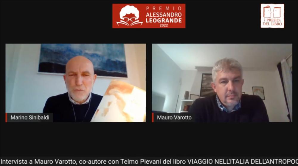 Per l’edizione 2022 del “Premio Alessandro Leogrande” sono stati selezionati cinque titoli di giornalismo narrativo di inchiesta. Tra i finalisti “Viaggio nell’Italia dell’Antropocene. La geografia visionaria del nostro futuro” (Aboca Edizioni, 2021) scritto da Mauro Varotto e Telmo Pievani.
Si riporta qui l'intervista di Marino Sinibaldi (Direttore Radio 3) a Mauro Varotto. Telmo Pievani, filosofo ed evoluzionista, e Mauro Varotto, geografo, hanno immaginato come si trasformerà l’Italia proiettandola, in maniera distopica, nell’anno 2786, esattamente 1000 anni dopo l’inizio del Viaggio in Italia raccontato da Goethe. L’opera segue tappa per tappa un tour attraverso una geografia italiana trasformata dal cambiamento climatico: la pianura padana sarà quasi completamente ...