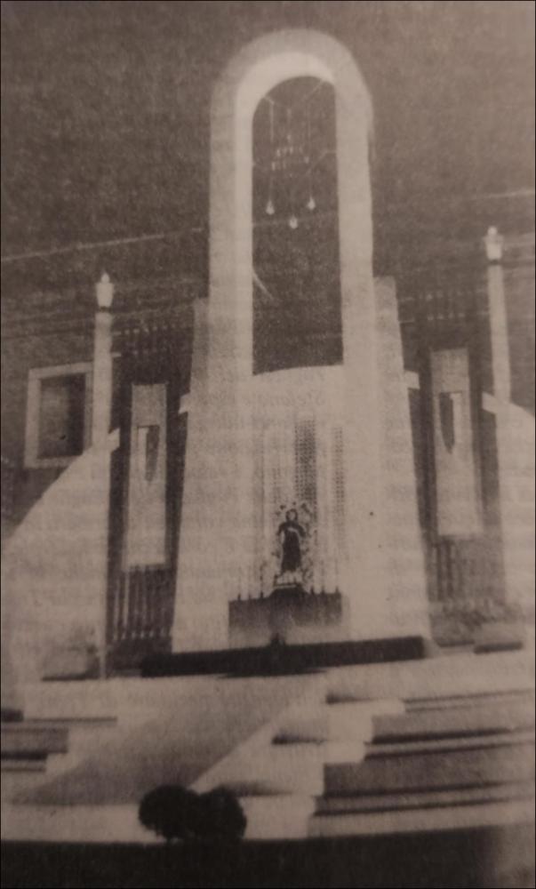 <div class="ql-editor"><div>La foto storica digitalizzata mostra l’effigie del Santo Patrono di Trani, San Nicola Pellegrino, posta nella cosiddetta “macchina”, un altare all’aperto composto di luminarie e relativo addobbo. La macchina razionalista risale al periodo fascista.</div><div>I festeggiamenti in onore di San Nicola il Pellegrino, Patrono di Trani, morto in città nel 1094, costituiscono uno degli appuntamenti più importanti della tradizione religiosa e civile tranese.</div><div>La festa patronale si svolge ogni anno nei giorni di sabato, domenica e lunedì della prima settimana di agosto ed è articolata in tre momenti principali.</div><div>Il sabato sera l’effigie lignea del Santo, custodita presso il Santuario d...