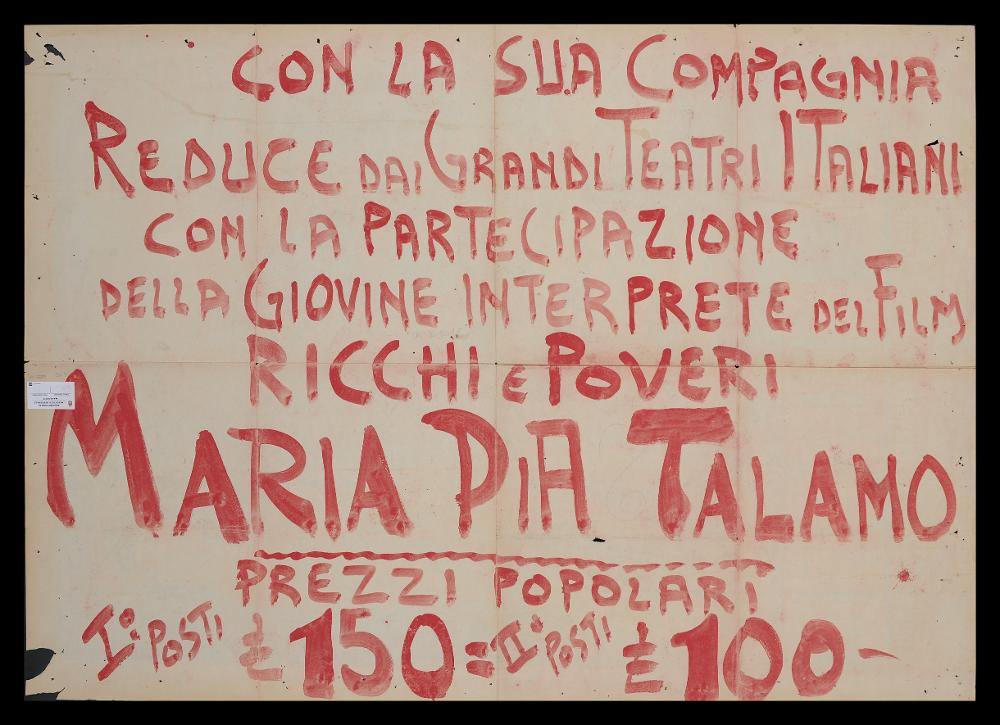 L'immagine riproduce uno dei manifesti conservati presso la Mediateca Regionale Pugliese (vedi Note). Si tratta del retro del manifesto del film "O.K. Nerone", la cui composizione è a firma di Francesco Fiorenzi e si può ammirare qui in collezione. Si mostra come un interessante documento, scritto a mano, probabilmente con un pennello, in rosso. Il testo che si legge non è inerente al film "O.K. Nerone" ma riporta informazioni e costi di uno spettacolo teatrale la cui interprete principale è l'attrice Maria Pia (in realtà Annamaria) Talamo. Il manifesto è stato dunque usato come un nuovo foglio bianco da affiggere per il pubblico.