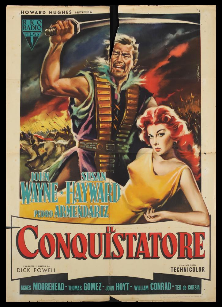L'immagine riproduce uno dei manifesti conservati presso la Mediateca Regionale Pugliese (vedi Note). Si tratta del manifesto del film "Il conquistatore", a firma di Sandro Symeoni (Symeoni). Noto per essere uno dei pittori di cinema più prolifici, si distinse per una grande pittoricità, un gusto originale basato sulla bellezza formale, soprattutto femminile, e più tardi per composizioni moderne basate su ritmi spezzati e drammatici. Anche per quest'opera dal tema storico, Symeoni riesce a costruire una composizione molto scenografica ed imponente, mantenendo l'eleganza e morbidezza che contraddistingue la sua pittura. Forza e sensualità si esprimono nei protagonisti in primo piano, interpretati da John Wayne e Susan Hayward, che con la sua bellezza spezza la drammatici...