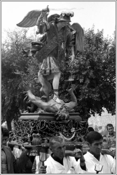 <div class="ql-editor"><div>La foto storica digitalizzata, databile agli anni '70, immortala un momento solenne della processione con la Statua di San Michele Arcangelo, durante la Festa in onore del Patrono.</div><div>La festa patronale di San Michele Arcangelo a Orsara di Puglia (FG) è uno degli eventi più importanti della vita religiosa e culturale della comunità. Si celebra due volte l’anno, l’8 maggio e il 29 settembre, date entrambe legate alla tradizione del culto micaelico.</div><div>La devozione a San Michele ad Orsara affonda le sue radici in epoca molto antica, probabilmente già nell’VIII secolo, quando monaci basiliani si stabilirono nelle grotte del territorio. Cuore di questa tradizione è la Grotta di San Michele ...