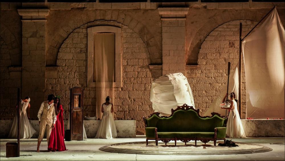 Nella foto una coreografia eseguita dai danzatori della compagnia Fattoria Vittadini per la produzione de La Griselda di Alessandro Scarlatti tenutasi a Palazzo Ducale di Martina Franca il 24, 29 luglio e 1° agosto in occasione della 47ª edizione del Festival della Valle d’Itria. La Griselda, tratta dall’ultima novella del Decameron di Boccaccio, è stata messa in scena proprio nell’anno del trecentesimo anniversario del debutto, avvenuto al Teatro Capranica di Roma nel 1721.
L’orchestra “La Lira di Orfeo” e il Coro Ghisleri sono stati diretti dal greco Georg Petrou, e la regia è stata firmata da Rosetta Cucchi.
Le scene sono di Tiziano Santi e i costumi di Claudia Pernigotti.
Importante il cast di rilie...