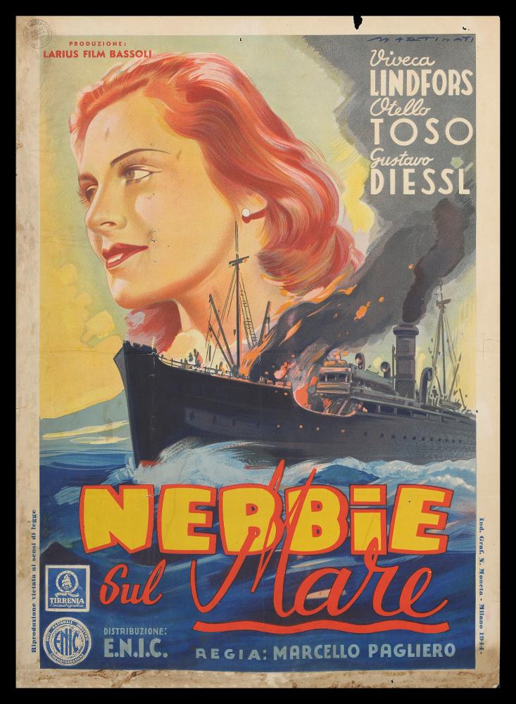L'immagine riproduce uno dei manifesti conservati presso la Mediateca Regionale Pugliese (vedi Note). Si tratta della locandina del film "Nebbie sul mare", la cui illustrazione è a firma di Martinati. Toscano di nascita, Luigi Martinati può considerarsi uno degli interpreti della prima maniera del manifesto di cinema. Nella locandina ci sono tutti gli elementi che contraddistinguono lo stile di Martinati. I giochi di contrasto con colori netti, evidenziati dalla luce, i volti ricchi di espressione ed intensità, una malinconia velata che pervade tutta l'atmosfera, sono tipici delle sue opere. Il rosso anche in questo caso (si confronti la composizione studiata per le "Sorelle Materassi" qui in collezione) è predominante, un colore caro all'artista che accende il volto, i...