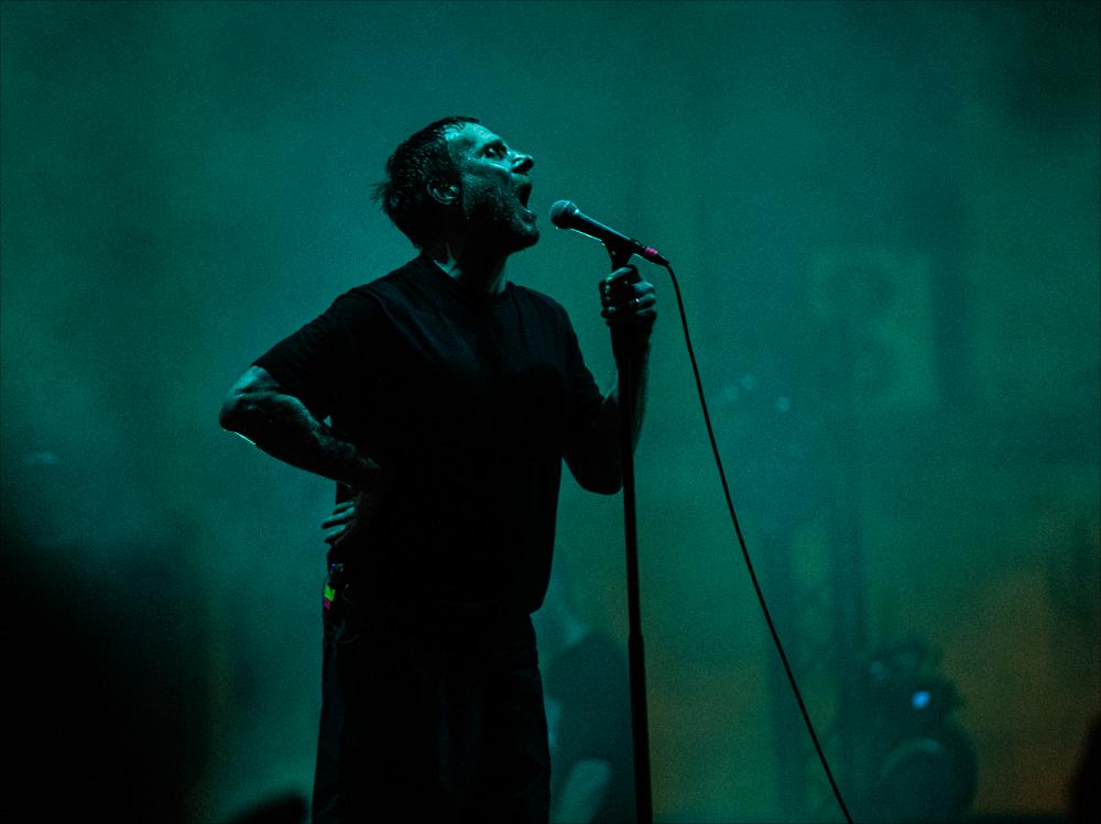 <div>Lo scatto immortala un momento del concerto degli Sleaford Mods, che il 17 agosto 2024 hanno chiuso la sezione "Cinzella Suoni" del Cinzella Festival alla Rotonda del Lungomare di Taranto, dopo una stagione che li ha visti sui palchi dei più importanti festival internazionali.</div><div>Il duo post-punk, nato a Nottingham nel 2007 e formato dal frontman Jason Williamson e dal musicista Simon Parfrement (sostituito nel 2012 da Andrew Fearn), è oggi considerato una delle realtà più influenti della scena contemporanea. Gli Sleaford Mods sono noti per il loro stile essenziale e abrasivo, caratterizzato da basi minimaliste e testi feroci, rivolti contro l’austerità britannica, la condizione operaia e la cultura consumista.</div><di...