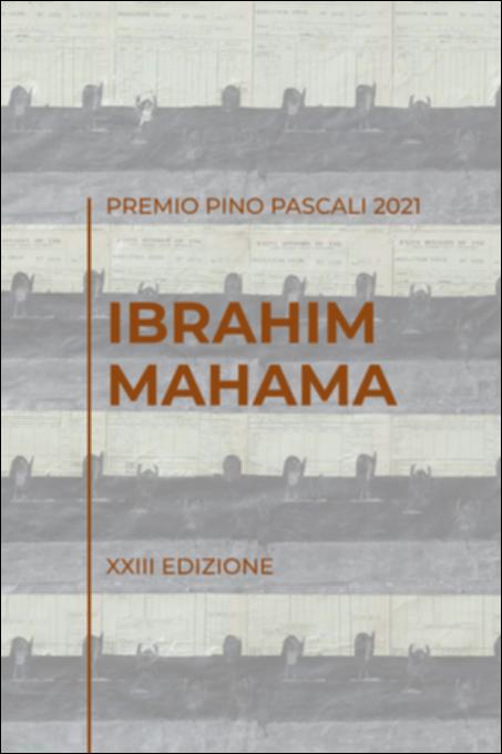 Questo è il catalogo realizzato in occasione del Premio Pino Pascali 2021 (XXIII edizione) assegnato ad Ibrahim Mahama (Tamale, Ghana 1987), noto artista ghanese da diversi anni protagonista della scena internazionale.
Dall’11 dicembre 2021 al 13 marzo 2022 è stata allestita una mostra sull’opera di Ibrahim Mahama presso la Fondazione Museo Pino Pascali e presso la Exchiesetta, spazio iconico nel centro cittadino di Polignano a Mare che ospitò le prime edizioni del Premio Pino Pascali negli anni dal 1969 al 1979.
L’arte di Mahama è fatta di contaminazioni, dall’installazione ambientale site specific, alla fotografia, all’assemblaggio oggettuale. Con la sua opera, Mahama ci porta a riflettere su una molteplicità di tematiche sociali, politiche, culturali legate al suo pa...