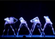 Il video in oggetto è parte della collezione digitale “Prime nazionali in Puglia” che nasce dall'omonimo progetto promosso dalla Regione Puglia, Assessorato al Mediterraneo, Cultura e Turismo, finanziato dal FESR ASSE IV e attuato dal Teatro Pubblico Pugliese per dar vita ad un fitto calendario di prime nazionali programmate tra il 2011 e il 2012 all'interno di alcuni teatri pugliesi. La breve clip documenta la performance del Balletto dell'Esperia, tenutasi all'interno del Cine Teatro DB d'Essai di Lecce il 10 febbraio 2011. Come ci racconta il coreografo Paolo Mohovich, nonché fondatore e direttore del Balletto dell'Esperia, compagnia di danza contemporanea con sede a Torino, lo spettacolo si compone di due balletti distinti: “Atto di forza” e “Strange news”. Entrambe...