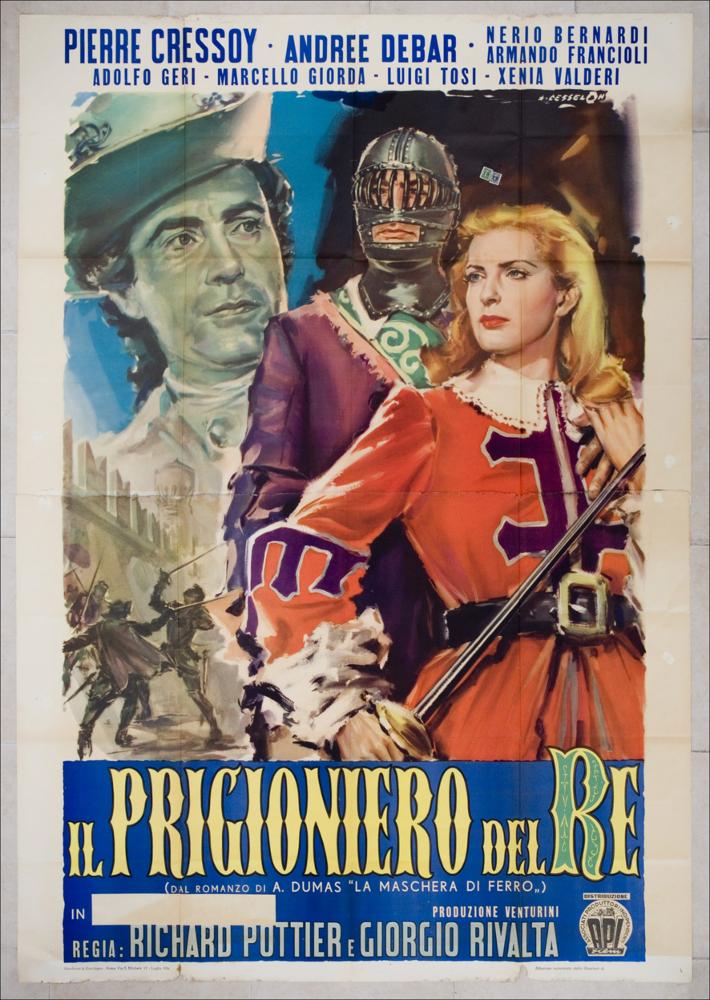 L'immagine riproduce uno dei manifesti conservati presso la Mediateca Regionale Pugliese, esaminati in "Cinema al muro: Angelo Cesselon" (vedi Note). Il manifesto è imperniato sulla riproduzione pittorica dei tre personaggi principali del film: Enrico, Luigi XIV e la giovane Elisabetta. Enrico, fratello gemello di Luigi XIV, viene raffigurato con una maschera di ferro che gli copre il viso, lasciando appena intravedere gli occhi e la bocca. Egli posa la sua mano sulla spalla di una giovane donna, Elisabetta, in segno di gratitudine per l'avvenuta liberazione dalla prigione, dove era rimasto rinchiuso per anni. Elisabetta è ritratta in primo piano a mezzo busto in costume da moschettiere, cintura stretta in vita e spada impugnata nella mano destra; con la mano sinistra s...