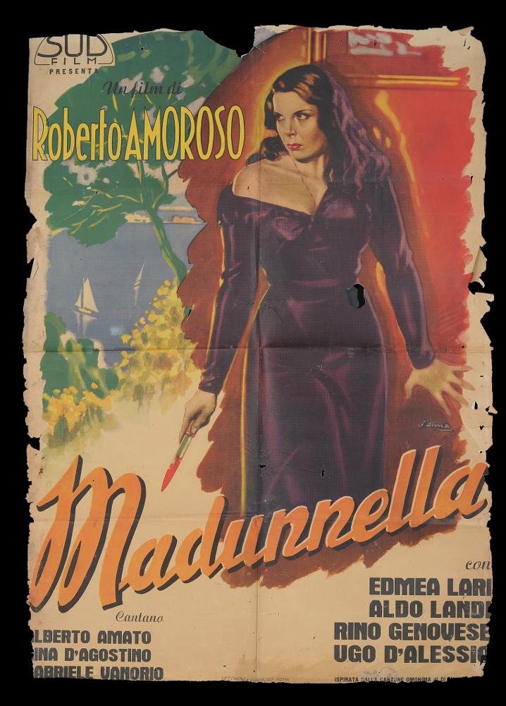 L'immagine riproduce uno dei manifesti conservati presso la Mediateca Regionale Pugliese (vedi Note). Si tratta del manifesto del film "Madunnella", illustrato da D'alma come si evince dalla firma. La composizione grafica è impostata su giochi di colori differenti. La figura femminile, quasi intera, poggia su una grande macchia di rosso (colore che i pittori di cinema usavano per rendere la drammaticità) che diventa l'espediente per inquadrare in maniera fantasiosa una scena d'interno misteriosa, a contrasto con l'azzurro del mare e il verde degli alberi, una scena all'aperto nel golfo di Napoli. Ci sono così molti elementi che raccontano il film, la sua ambientazione, i luoghi, l'atmosfera. Il titolo, in corsivo, cattura lo sguardo e chiude la composizione....
