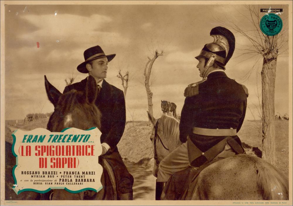 L'immagine è la riproduzione digitale del manifesto cinematografico del film “Eran trecento...(La spigolatrice di Sapri)”, prodotta in occasione dell'evento "Cinema 150 anni. Mostra di manifesti d'epoca sul Risorgimento". La mostra, allestita negli spazi della Mediateca Regionale di Bari, è stata realizzata nel 2011 dall'Ufficio Attività culturali e audiovisivi, afferente al Servizio Cultura e Spettacolo della Regione Puglia, in occasione delle celebrazioni dei 150 anni dell'Unità d'Italia. L'immagine ci presenta una fotobusta elegante, incorniciata semplicemente da un bordo dal colore uniforme che lascia protagonisti dell'intera scena i due uomini che parlano a cavallo, mentre i dettagli del film sono ordinati tutti insieme nel cartiglio ornato in basso sulla sinistra....