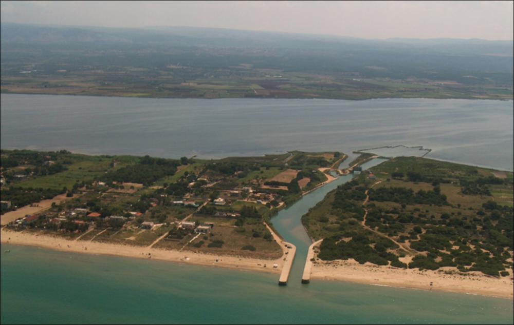 Il comune di Lesina, rientra nell'ambito paesaggistico del Gargano, caratterizzato dalla presenza di due grandi lagune separate dal mare da ampi cordoni dunali litorali. La costa si articola in un susseguirsi di lunghi tratti di arenili falcati e rettilinei, bordati da una fascia mediterranea e pinete, che si interrompono in prossimità della zona del lido di Torre Mileto. Il promontorio di Torre Mileto, originato dal rilievo di Monte d'Elio, separa le due lagune di Lesina e Varano, formatesi in età storica a causa delle correnti marine che hanno creato due imponenti cordoni litoranei estesi per alcune decine di chilometri. La distesa d'acqua di Varano ha l'aspetto di un vero e proprio lago tanto per la sua forma che per le sue coste, che in lunghi tratti si immergono a ...