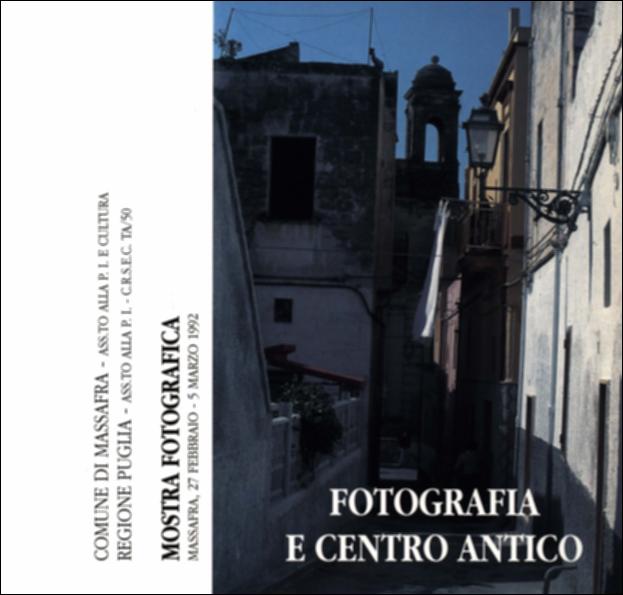 Il volume è parte della grande raccolta denominata “Libri di Puglia”, progetto di digitalizzazione a cura di Nicola Pergola che ha lo scopo di rendere fruibile la produzione editoriale dei Centri regionali di servizi educativi e culturali e degli Assessorati alla cultura e alla Pubblica Istruzione della Regione Puglia, dal 1968 agli anni 2000. Il lavoro – edito in collaborazione con il Comune di Massafra – è catalogo della omonima mostra fotografica: punto d'arrivo di una ricerca condotta da un gruppo di fotoamatori locali coordinati da Mario Cresci, fotografo del sociale e designer. Una incisiva introduzione di Fernando Ladiana illustra Massafra e il suo territorio, ne racconta sinteticamente la storia passata, ne descrive i beni ambientali e monumentali. Soffermandosi...