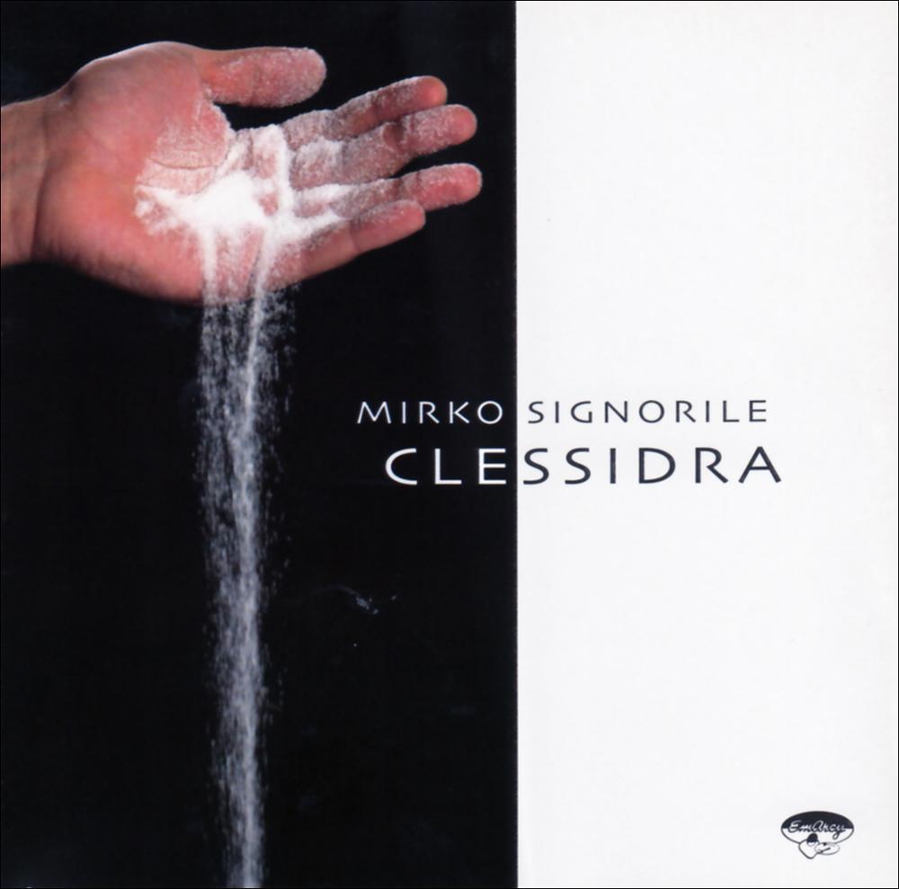 "Clessidra" è un cd audio composto da 11 brani musicali eseguiti dal musicista pugliese Mirko Signorile. Classe 1974, è attivo con la sua musica da diversi anni sulla scena del jazz italiano, sia come ideatore di progetti che come accompagnatore e in partnership con altri musicisti e cantanti, ed è riconosciuto tra i più apprezzati compositori e pianisti contemporanei nel panorama italiano. Registrati nel maggio del 2007 presso l'ArteSuono di Cavalicchio (Ud), i brani contenuti in questo progetto musicale sono composizioni ed arrangiamenti inediti del talentuoso musicista, nei quali sposa diversi generi, che arricchiscono armoniosamente le più riconoscibili sonorità jazz. Clessidra può ritenersi, a detta della critica, un "album-suite" meditato, sognante e ricco di poes...